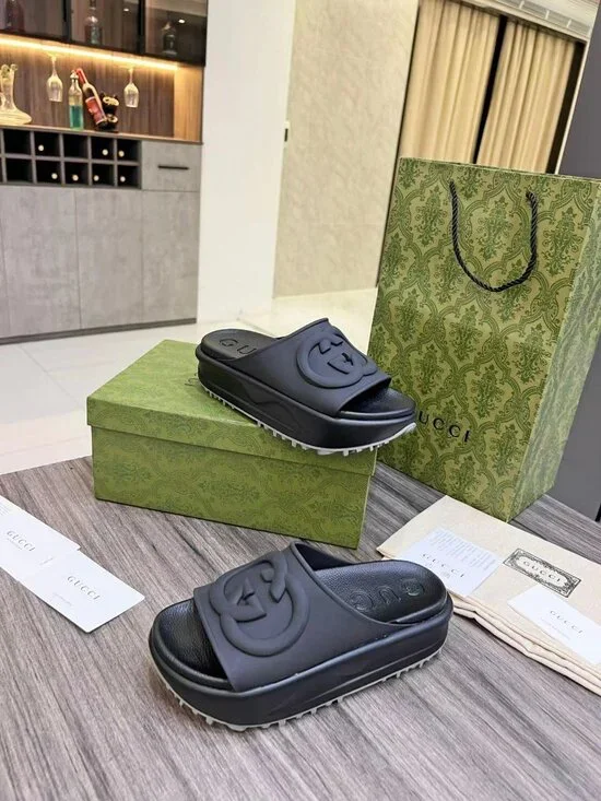 Gucci Women's slide with Interlocking G - Picture 5 of 5